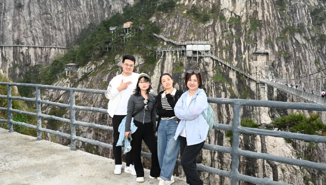 亿万先生MR风管销售中心员工在安徽明堂山景区照片