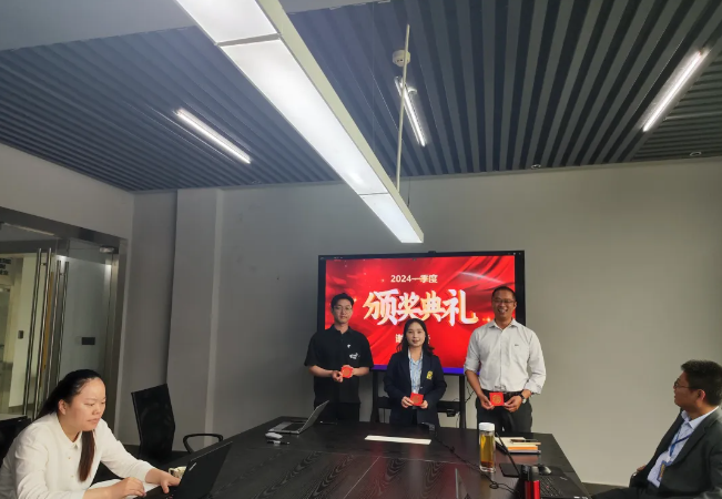 亿万先生MR风管销售中心员工一季度颁奖