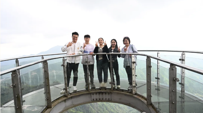 亿万先生MR风管销售中心员工在安徽明堂山景区照片