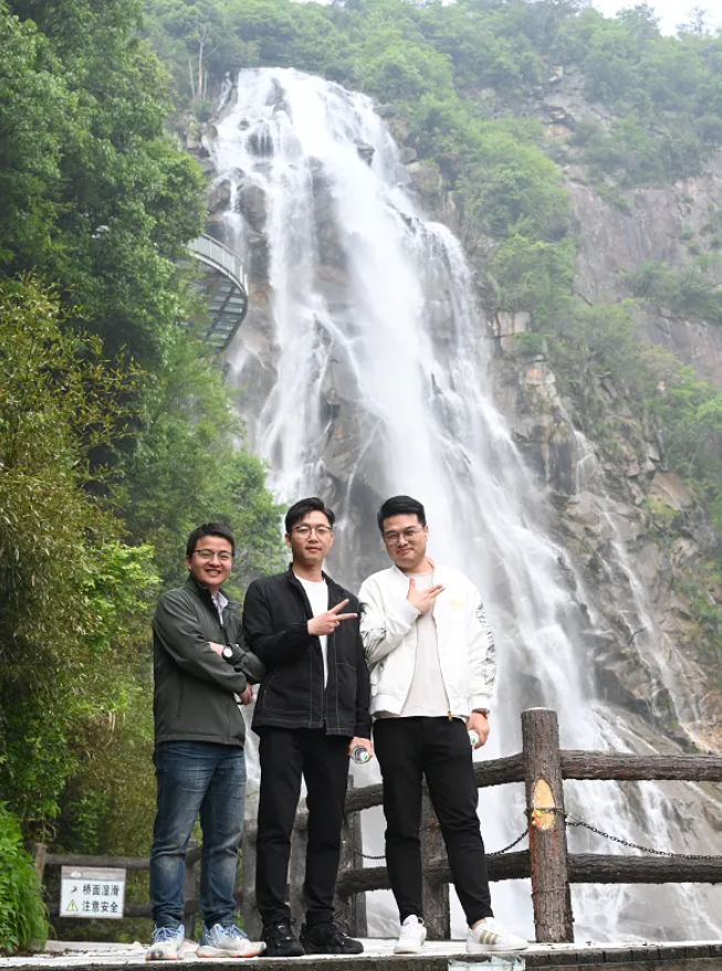 亿万先生MR风管销售中心员工在安徽明堂山景区照片
