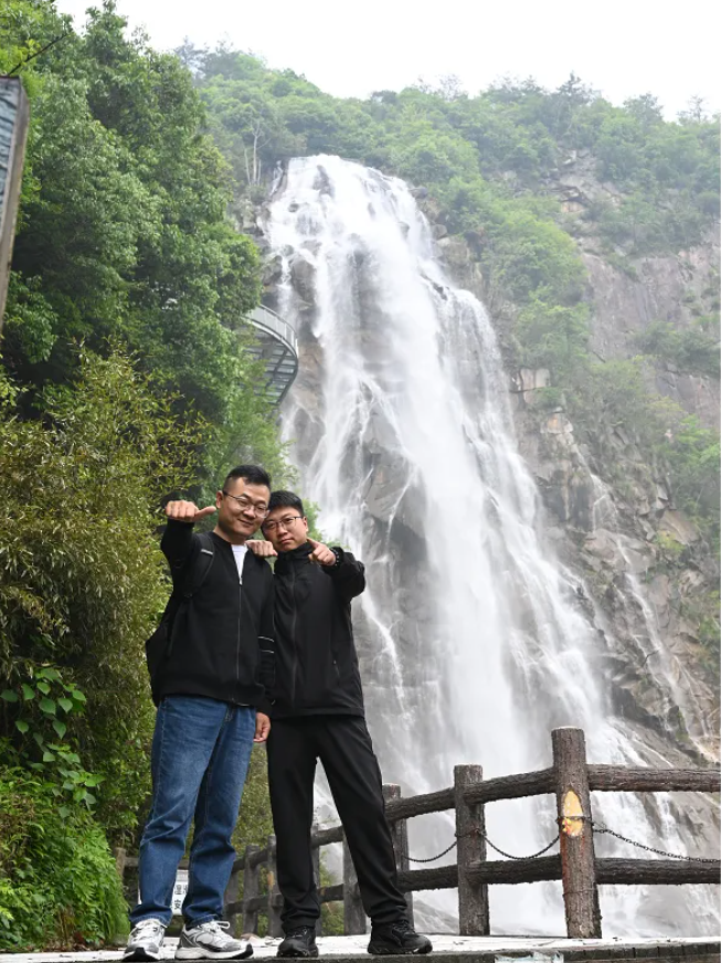 亿万先生MR风管销售中心员工在安徽明堂山景区照片